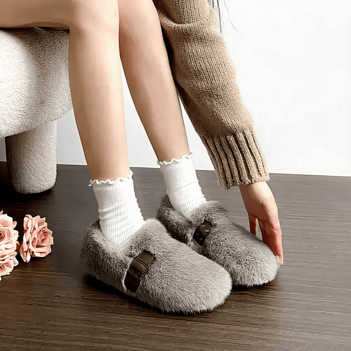 FurLush – Faux-Fur Skor med Justerbar Rem & Plyschig Komfort för Inomhus och Lätt Utomhusbruk