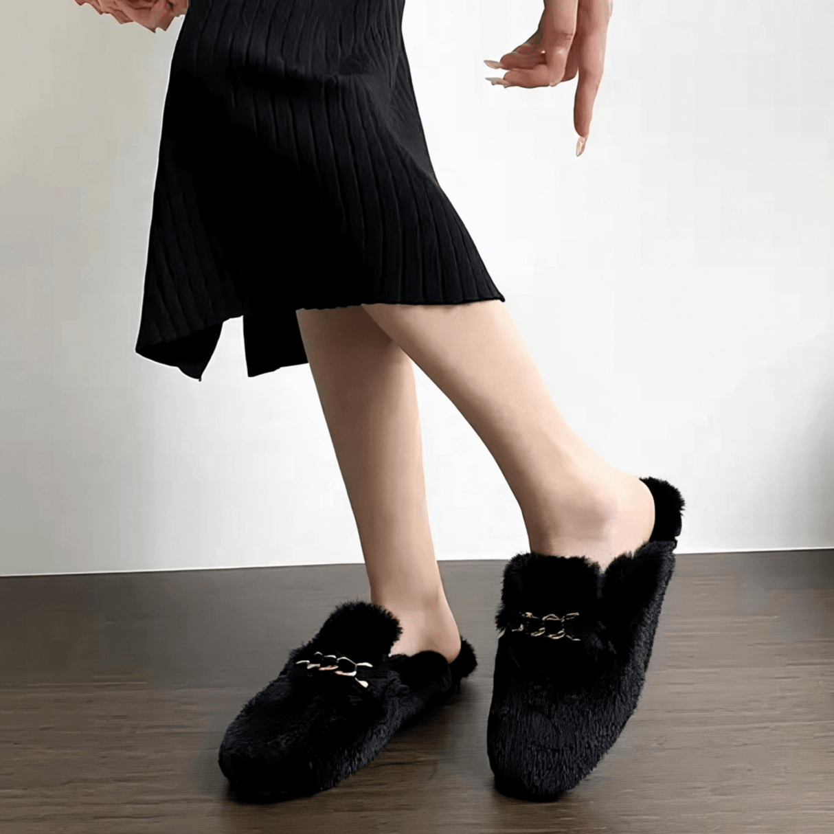 TeddyFinesse – Eleganta Faux-Fur Mule Tofflor med Guldkedja & Plyschig Komfort för Inomhus och Lätt Utomhusbruk