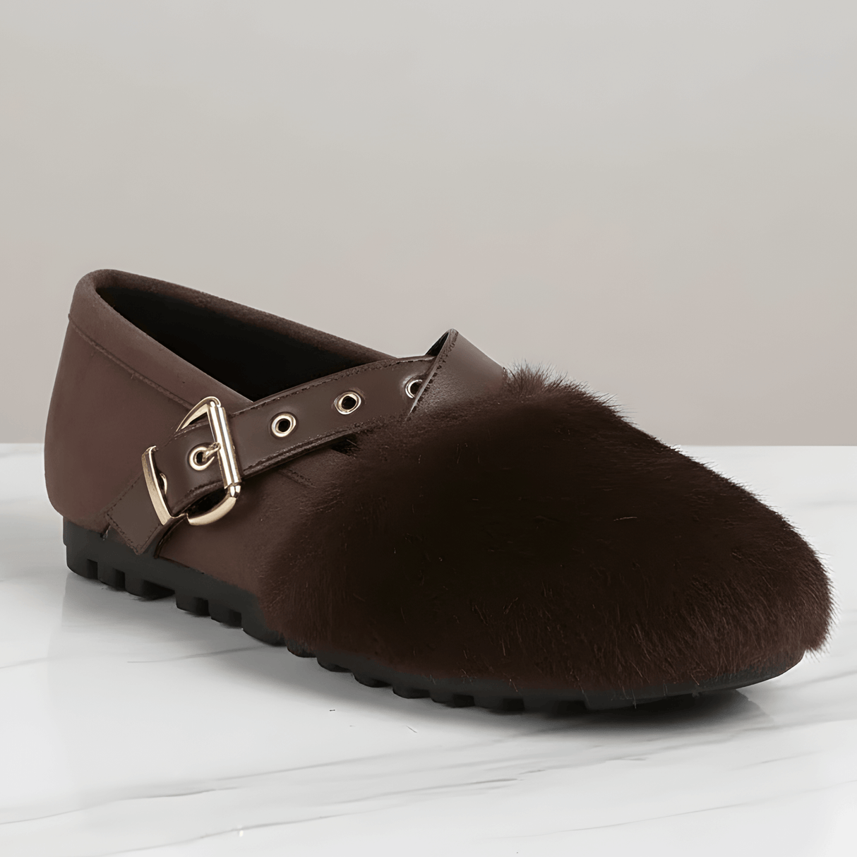 FurVibe – Plyschiga Cozy Skor med Guldspänne & Halkfri Sula för Inomhus och Lättare Utomhusbruk