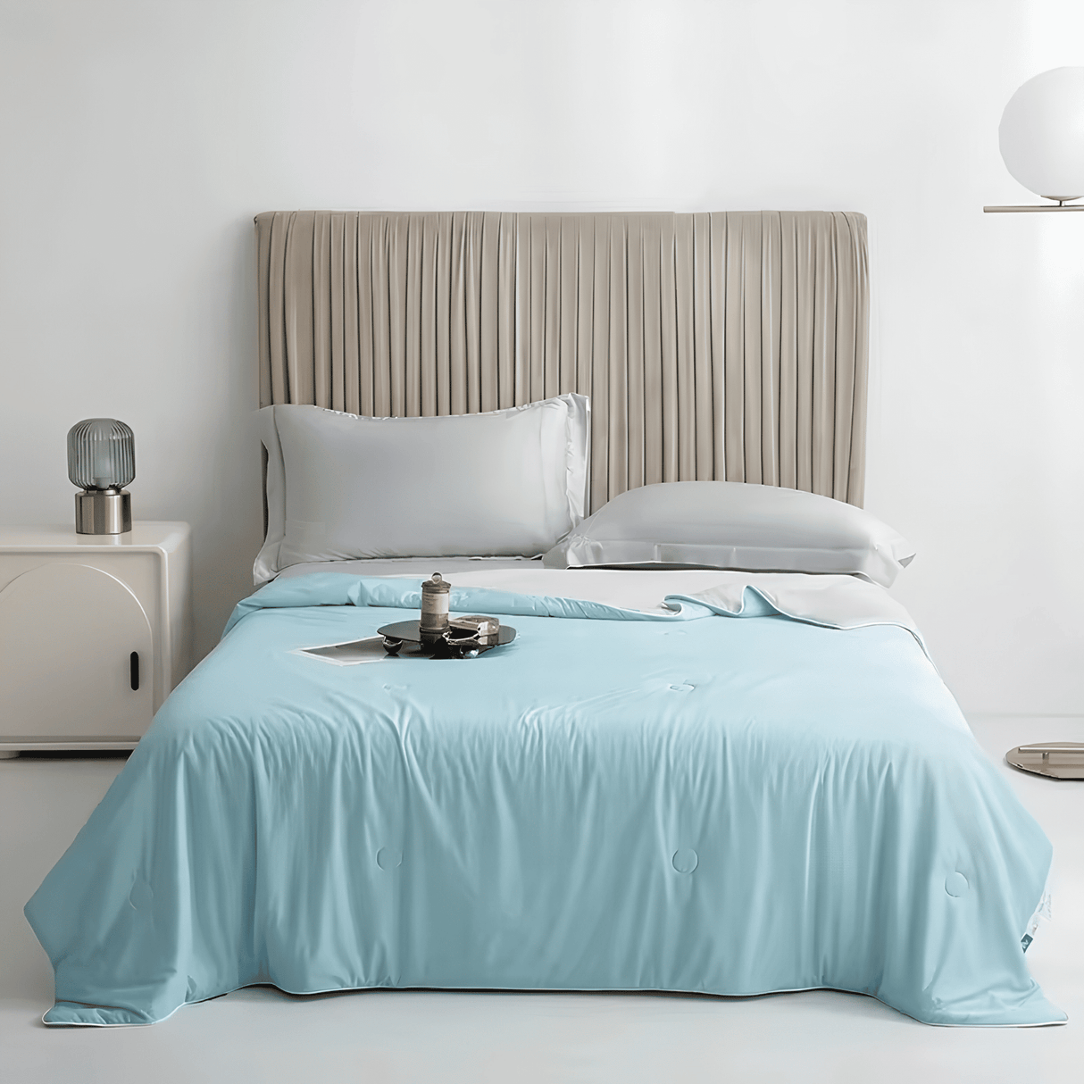 SIXTEN – Kylande Sval Täcke i 100% Polyester med Q-max 0,44 – Twin eller Queen