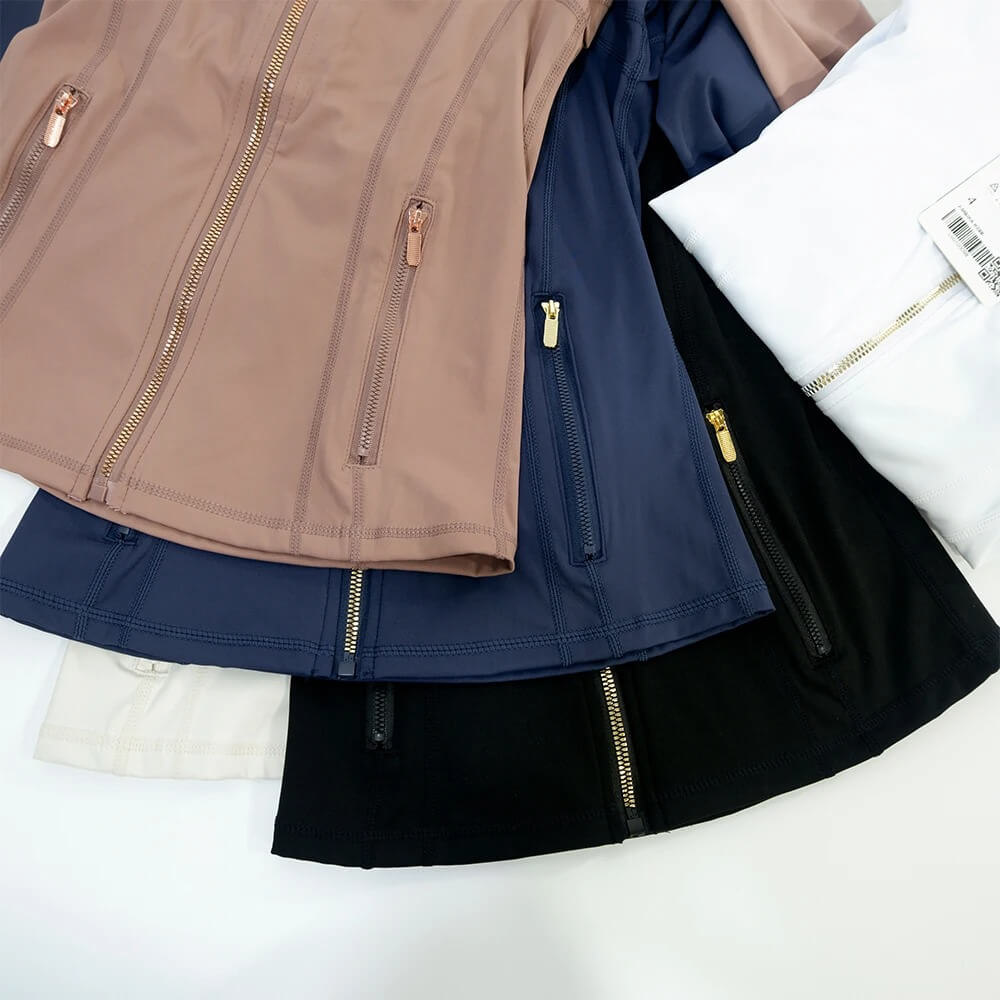 SilkMotion – Slimmad Yoga- och Träningsjacka med Dragkedja, Snabbtorkande Material & Följsam Passform för Aktiv Vardag