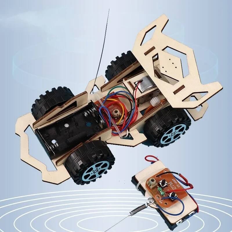 WoodiRace - Houten speelgoedauto met afstandsbediening voor kinderen - In elkaar te zetten 4-wiel-aangedreven speelgoed met doe-het-zelf-technologie