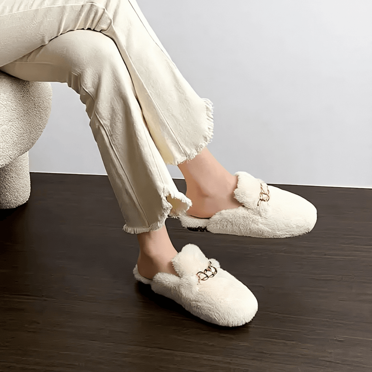 TeddyFinesse – Eleganta Faux-Fur Mule Tofflor med Guldkedja & Plyschig Komfort för Inomhus och Lätt Utomhusbruk