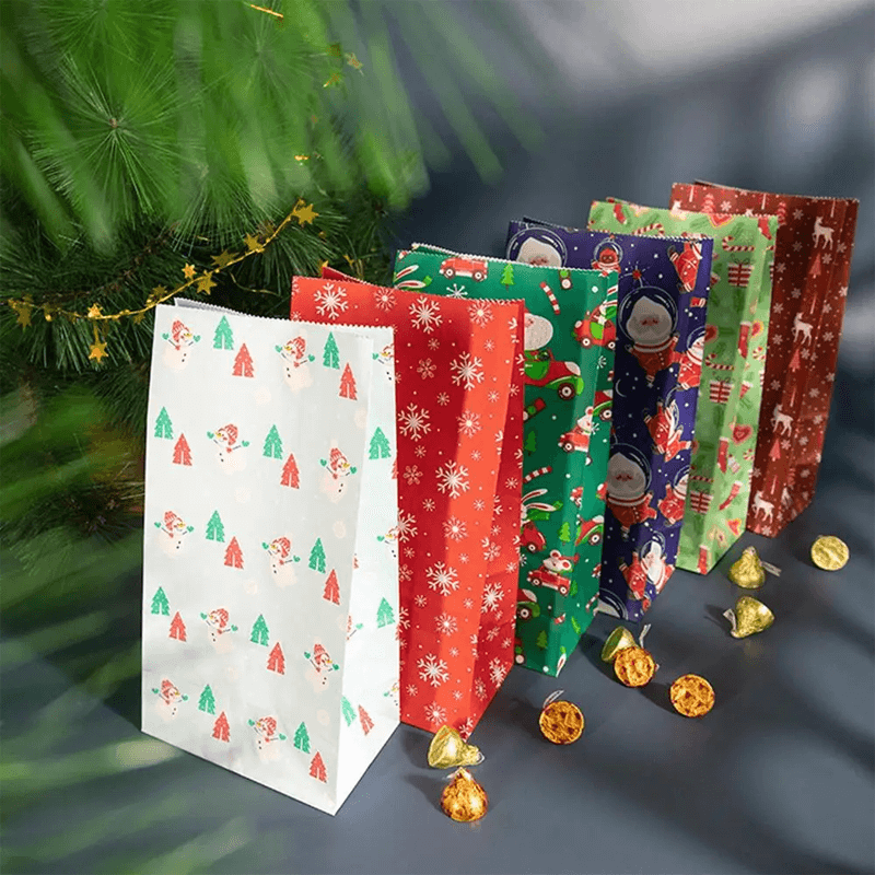24x Multicoloured kerstcadeauzakjes - kant-en-klare cadeauzakjes