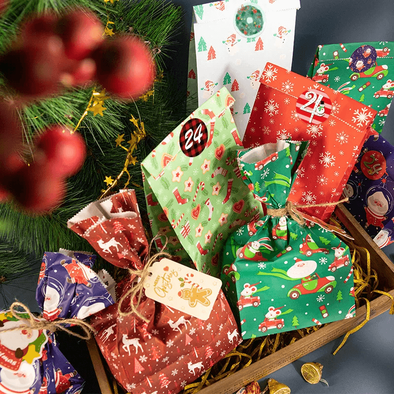 24x Multicoloured kerstcadeauzakjes - kant-en-klare cadeauzakjes