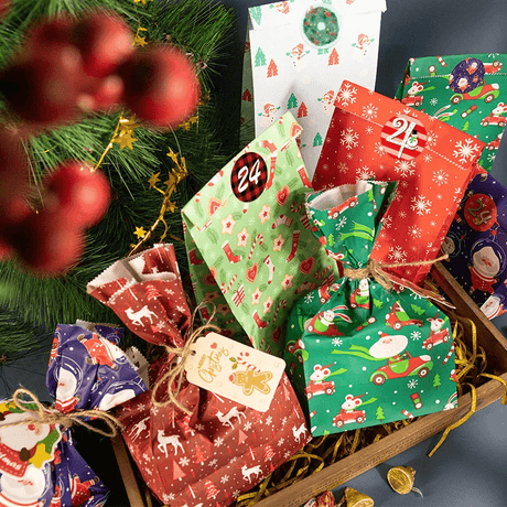 24x Multicoloured kerstcadeauzakjes - kant-en-klare cadeauzakjes