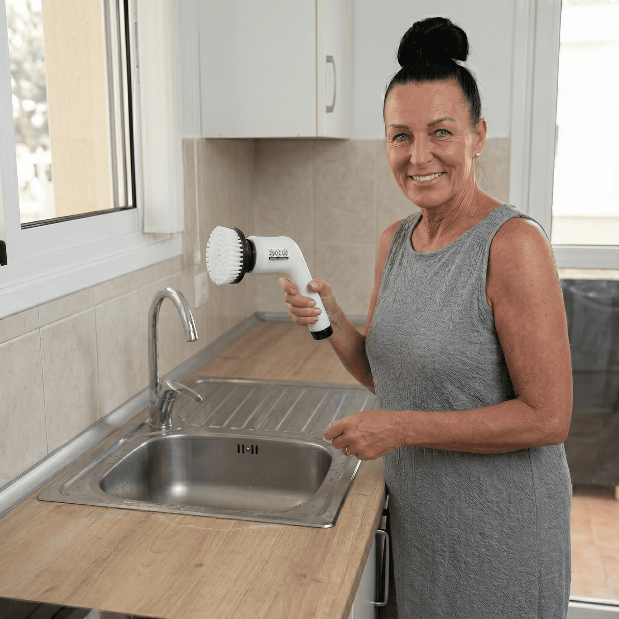SpinClean - 9-in-1 elektrische reinigingsborstel met steel voor een milde reiniging
