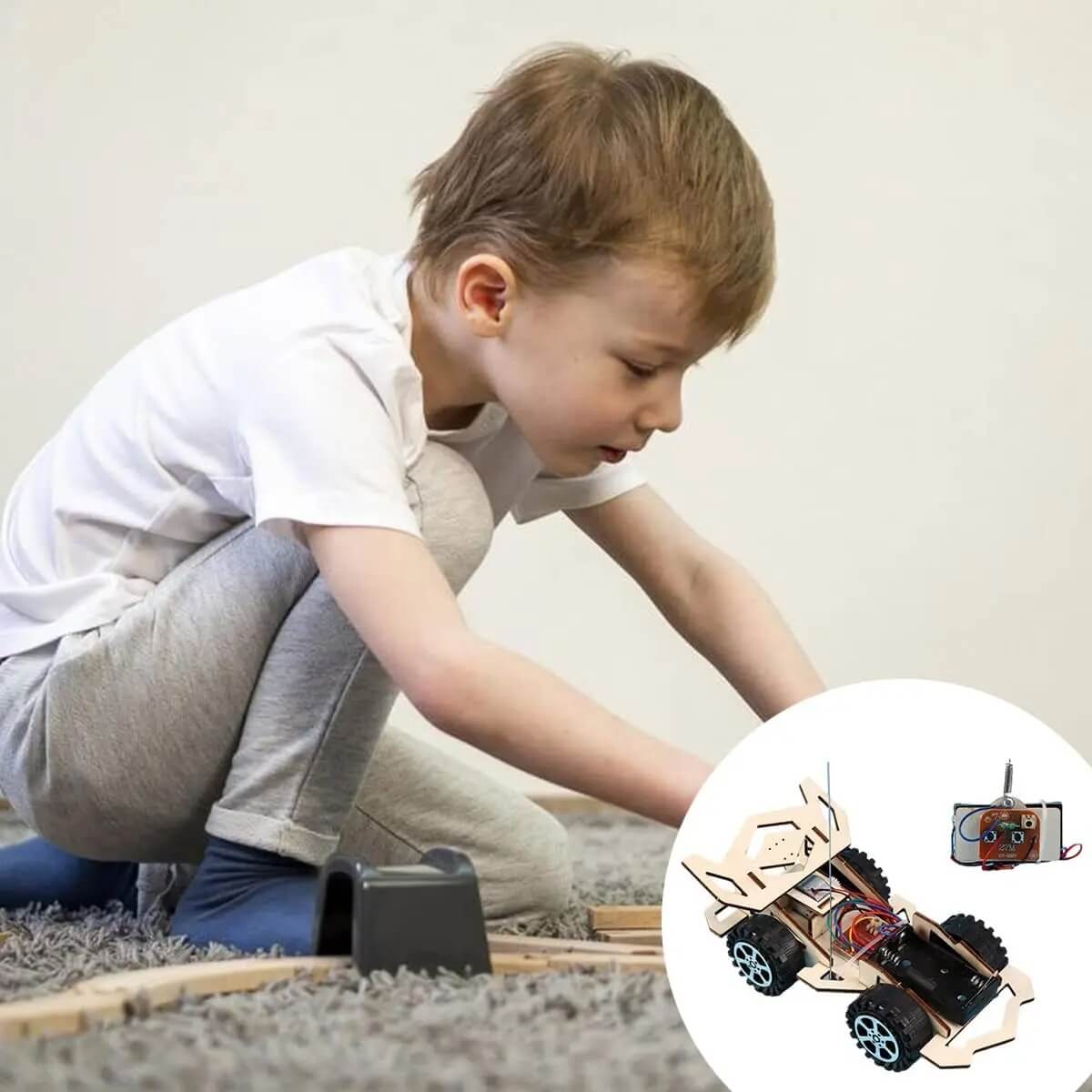 WoodiRace - Houten speelgoedauto met afstandsbediening voor kinderen - In elkaar te zetten 4-wiel-aangedreven speelgoed met doe-het-zelf-technologie