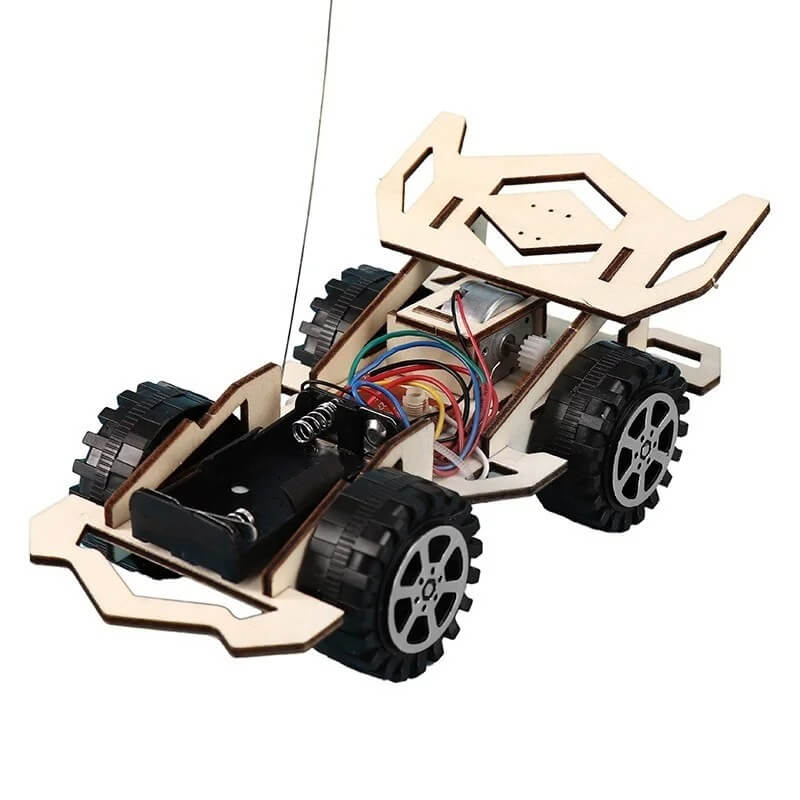 WoodiRace - Houten speelgoedauto met afstandsbediening voor kinderen - In elkaar te zetten 4-wiel-aangedreven speelgoed met doe-het-zelf-technologie