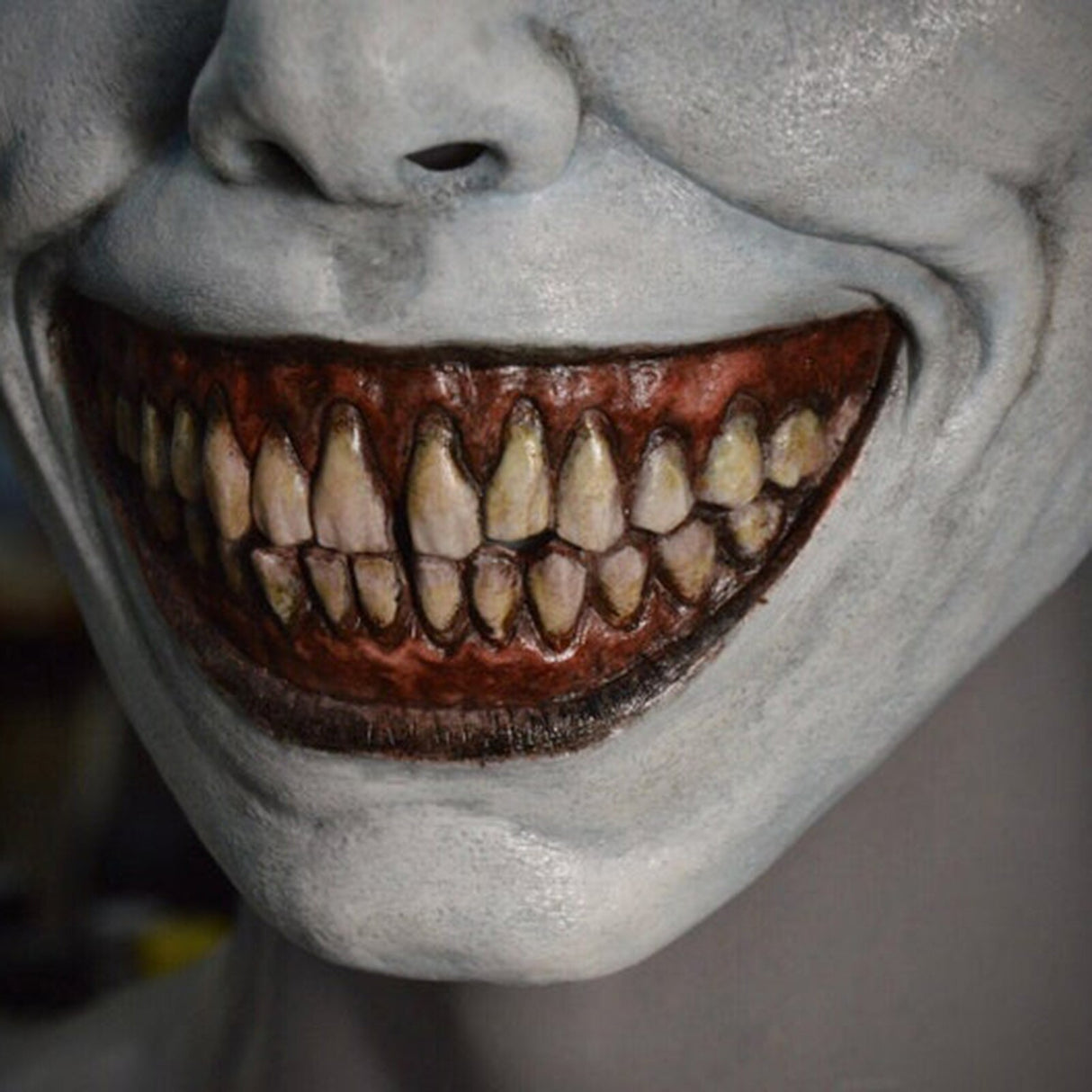 Wit horrormasker - Perfect voor Halloweenfeestjes en griezelige decoraties
